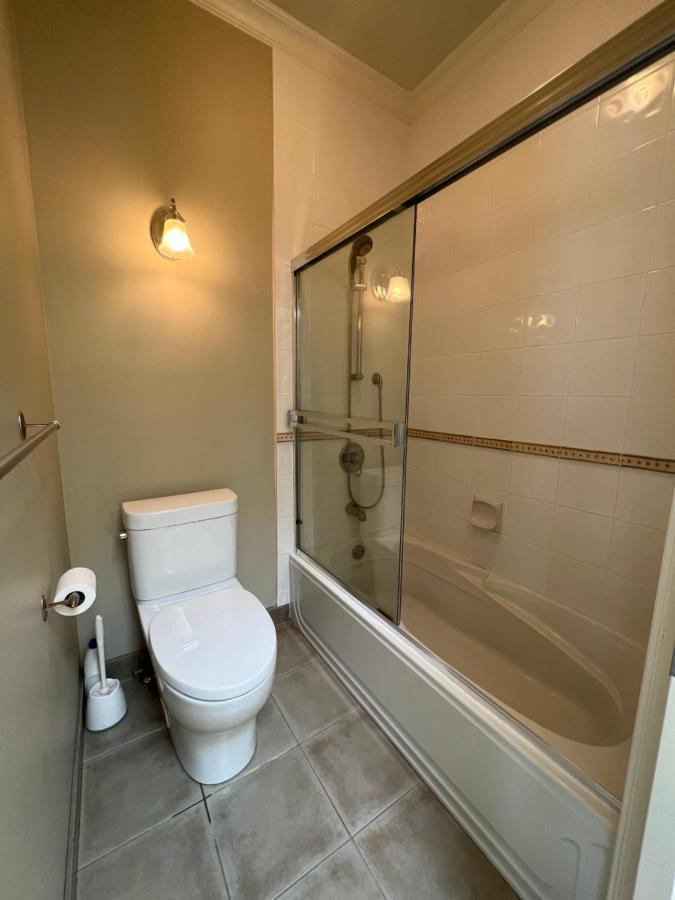 A Cozy Bedroom With A Private Washroom Close To Yvr Richmond Esterno foto