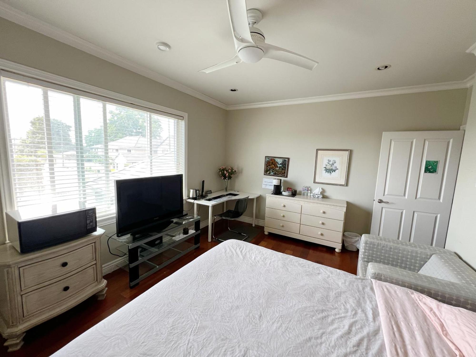 A Cozy Bedroom With A Private Washroom Close To Yvr Richmond Esterno foto